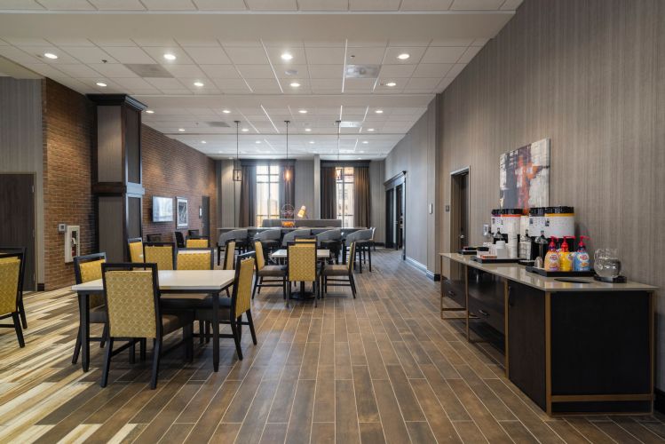  Crossroads Hampton Inn