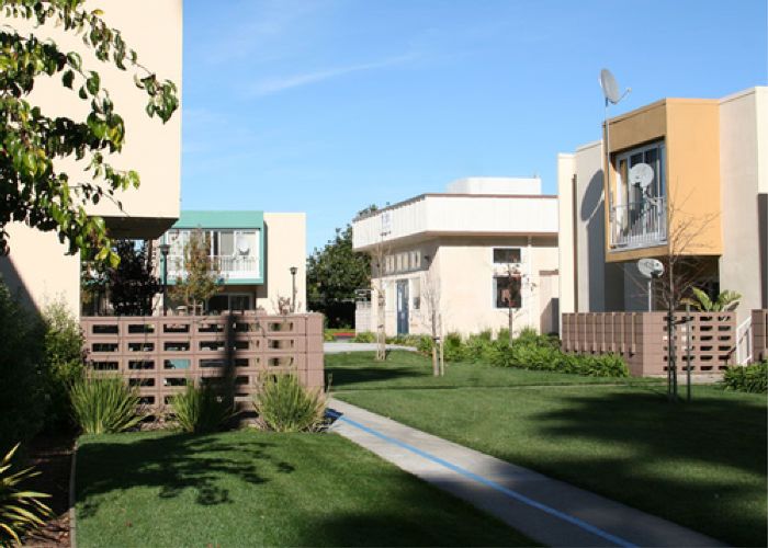 Lord Tennyson Apartments by James E. Roberts Obayashi Corp. in