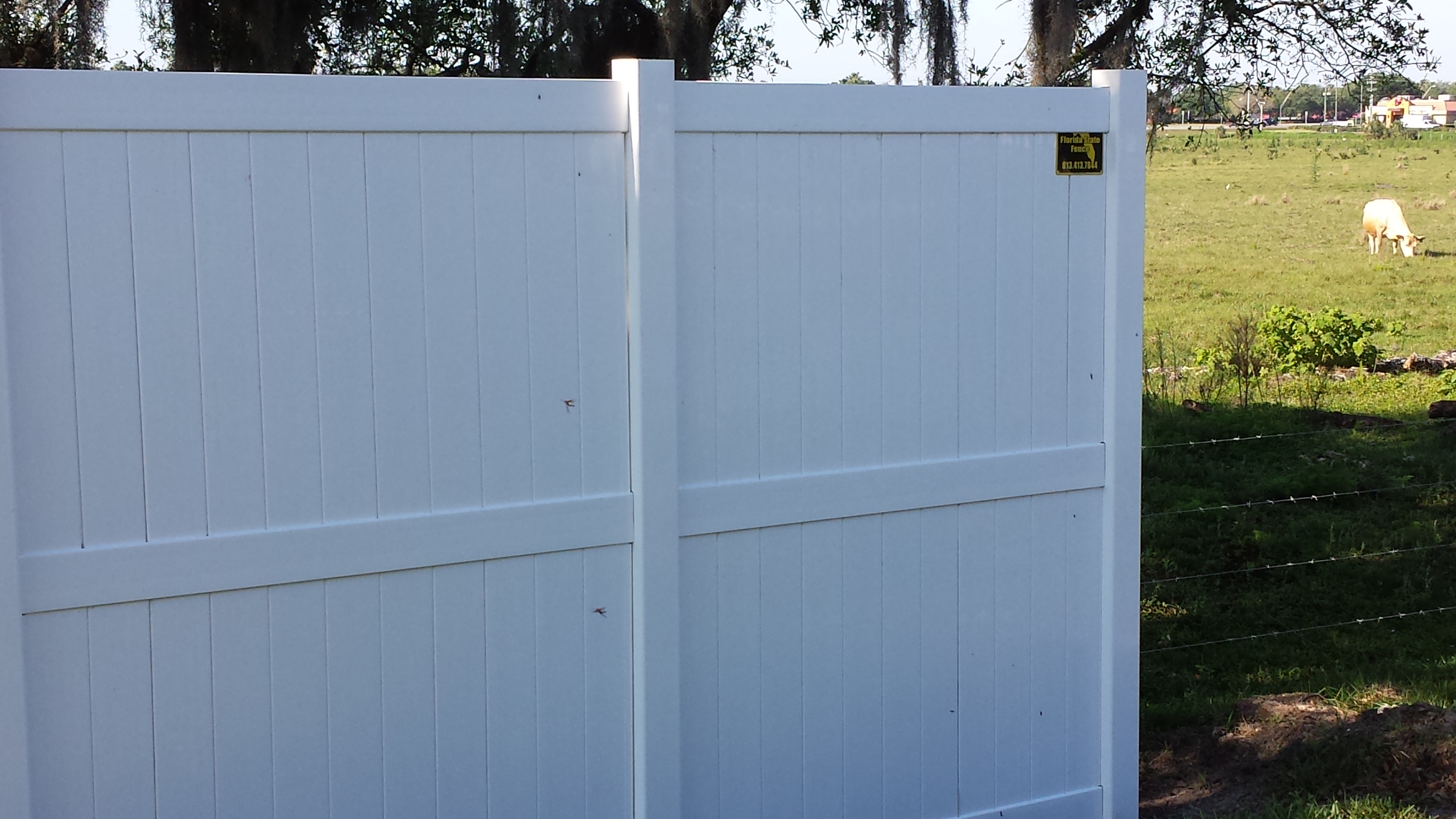 8'H White Vinyl Fence