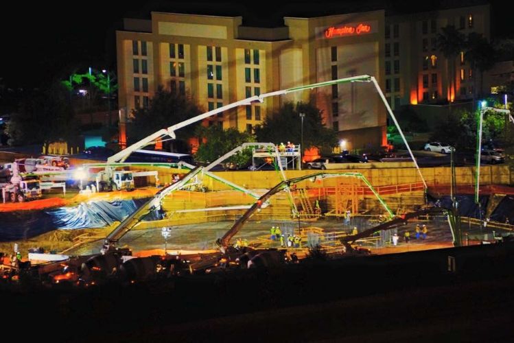 DE HARVEY / Amegy Bank Matt Pour Photo 1