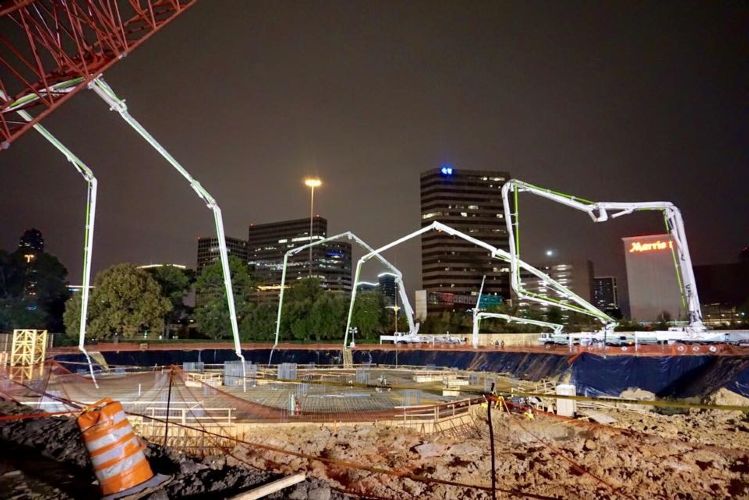 DE HARVEY / Amegy Bank Matt Pour Photo 3