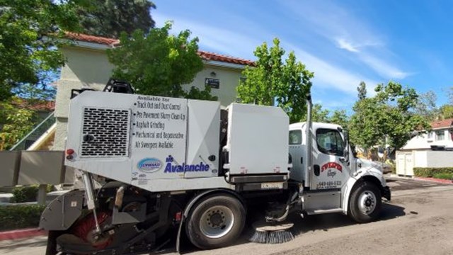 https://pvu.thebluebook.com/inc/img/qp/2421564/asphalt-grinding-cleanup1.jpg