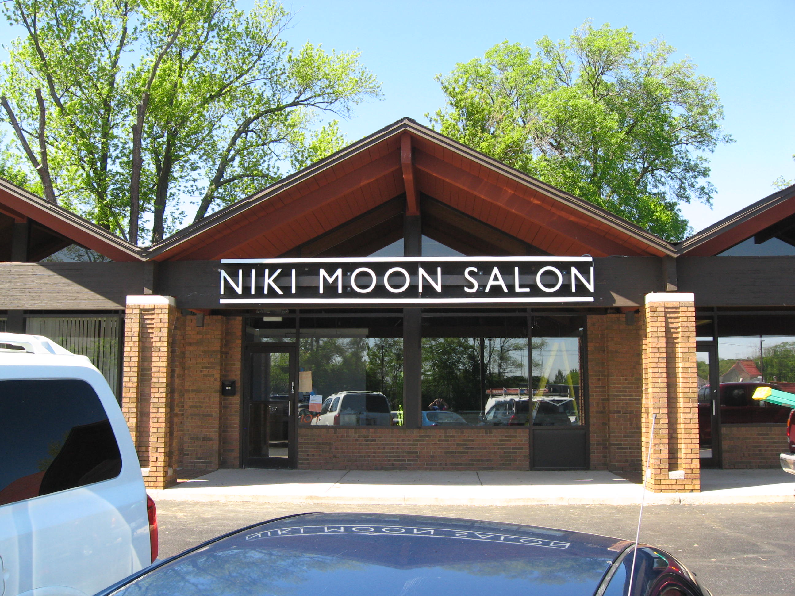 Niki Moon Salon