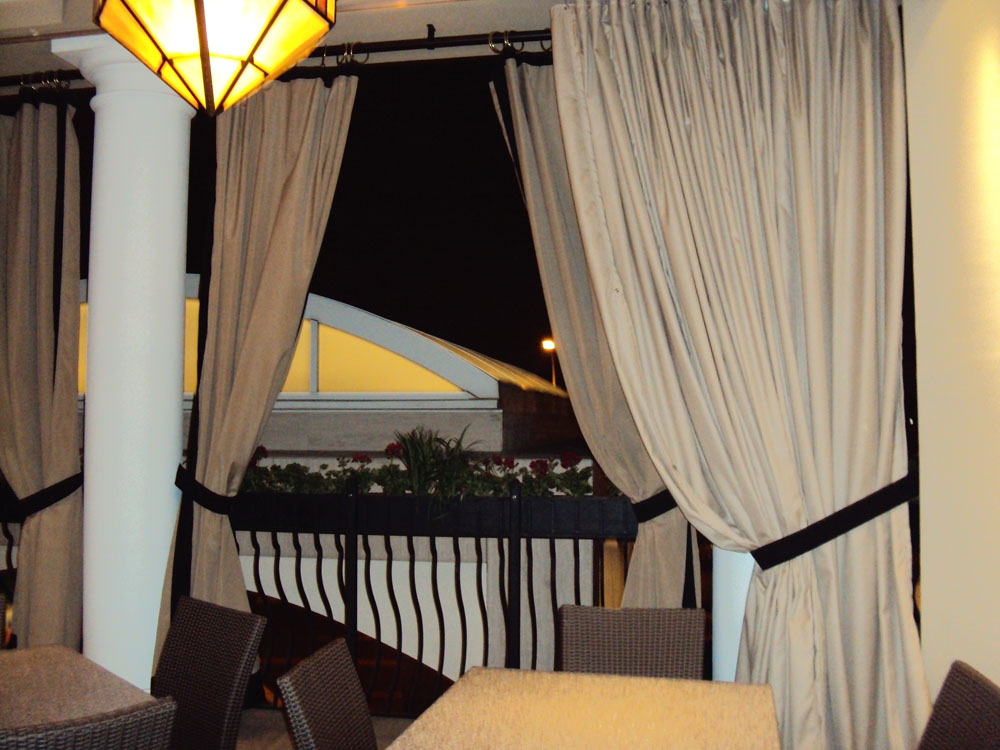 Curtains/Drops/Roller Shades