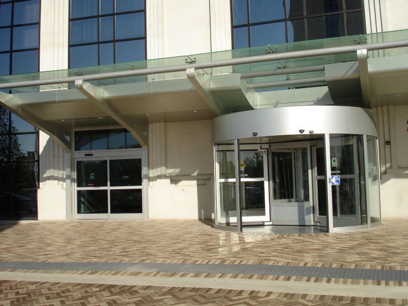 Automatic revolving doors and automatic sliding doors for airport terminals