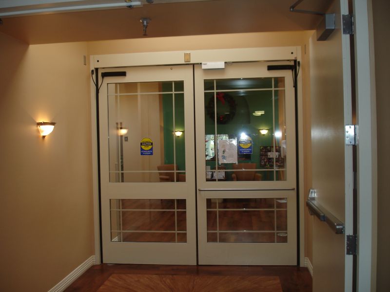 Glass and aluminum automatic security swing doors for hospital corridors