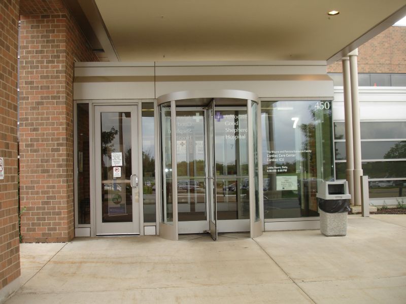 Large manual revolving doors