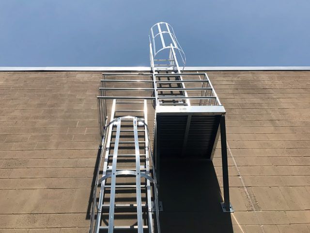 MODEL 531 (CAGE) LOWER AND MODEL 532 (CAGE) UPPER WITH LANDING PLATFORM