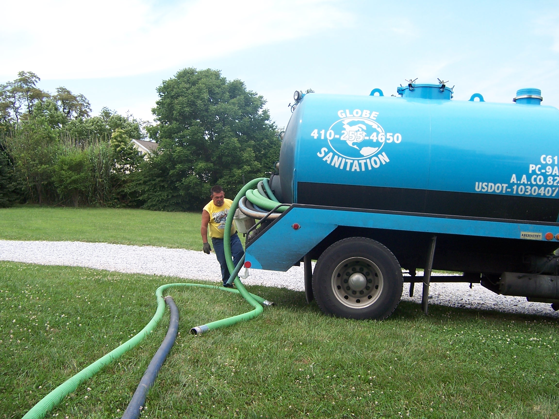 Finishing septic tank cleaning 